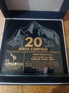 Boniotur en la ciudad de Cusco nos entregaron un Premio por nuestra destacada participacion y constante liderazgo en el sector de Turismo en los ultimos 20 años